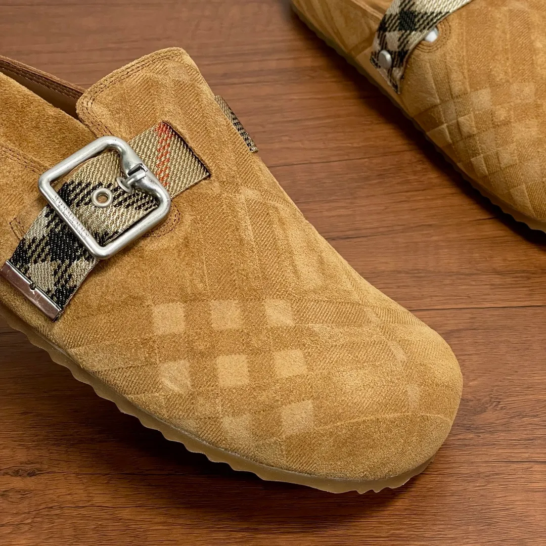 Men's Men's Shoes 💰360 [New Style] 🐝🐝Burberry New Burberry - Men's Checked Leather Urchin Half-Flop Sandal Made of soft suede cowhide and calfskin, these half-flop sandals feature an adjustable B-shaped buckle strap and are decorated with the signature sand-colored Burberry check in jacquard worsted. The upper wraps around the midsole and is paired with a sole made of the same upper material with an embossed logo on the heel and a wavy rubber outsole embellished with the Burberry lettering. Fashionable and casual! Comes with full set of original packaging dust bag! Code number: 39-40-41-42-43-44 standard code (38/45 can be customized and returns and exchanges are not supported)